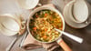 Eine warme Hühnersuppe gibt bei Erkältungen die nötige Energie.