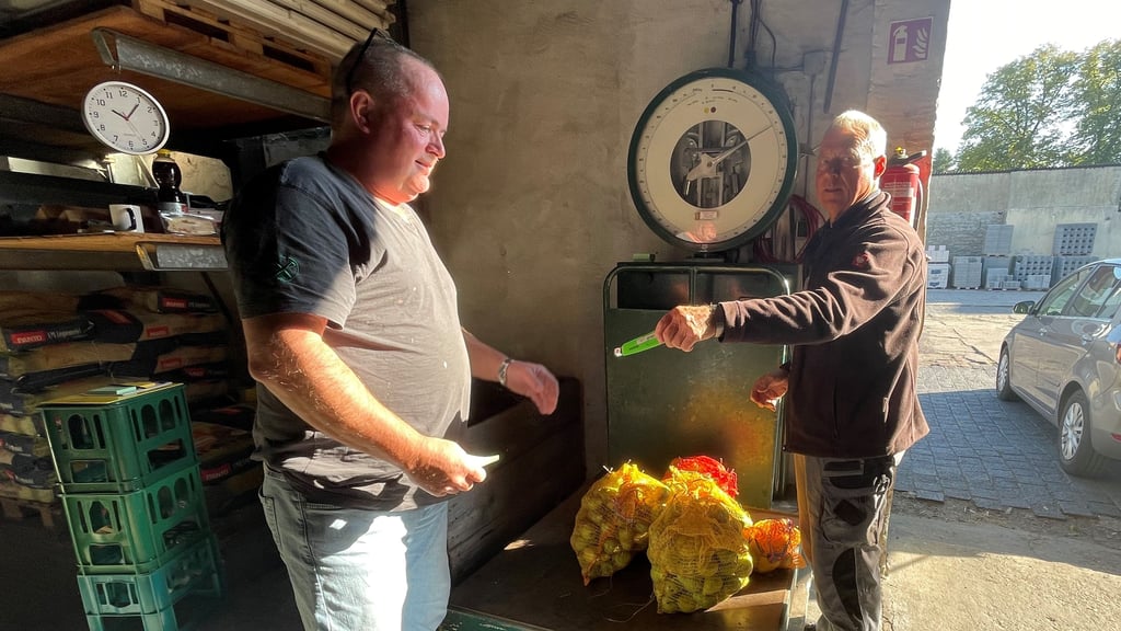 Andreas Kuhfuß (l.) bedient hier Harald Schnapp, der aus Schlagenthin mit einer Ladung Obst angereist ist.