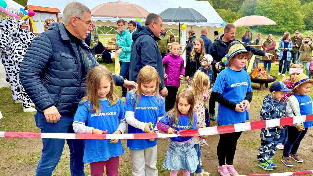 Gleich ist der neue Spielplatz in Leetza offiziell eröffnet. Die Kinder halten schon ihre Scheren bereit.