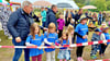 Gleich  ist der neue Spielplatz in Leetza offiziell  eröffnet. Die Kinder  halten  schon ihre  Scheren bereit.