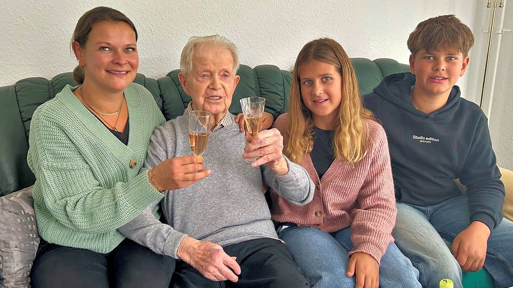 Günter Lepka stößt mit seiner Enkelin Susanne auf seinen 100. Geburtstag an. Mit dabei: die Urenkel Merle und Ole.