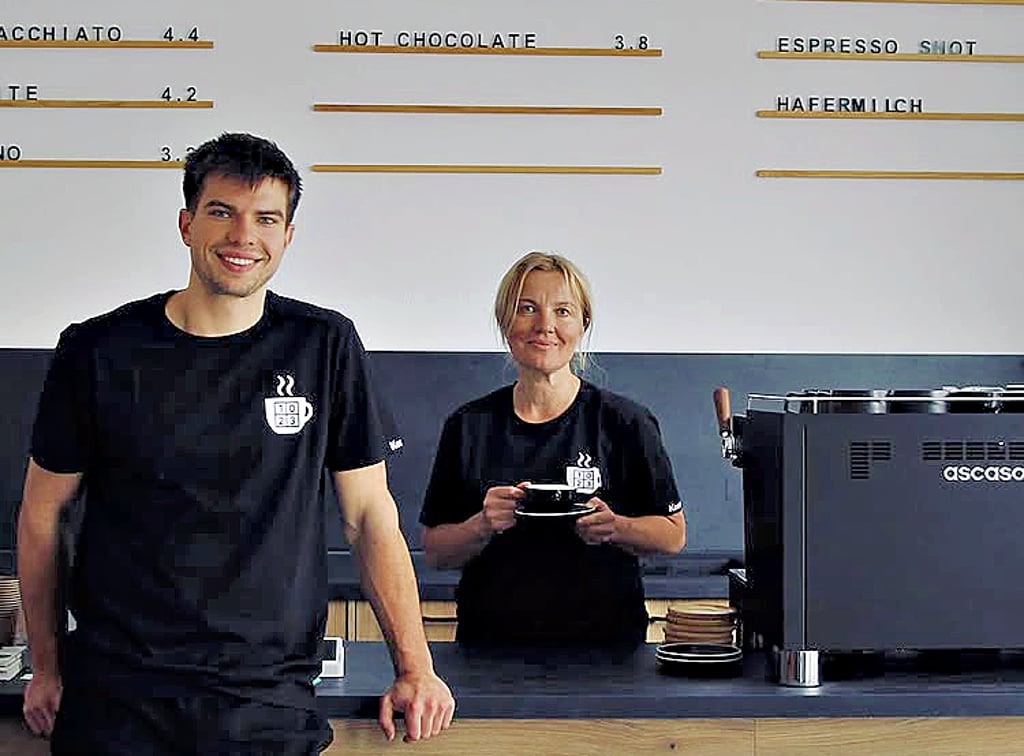 Handballstar Renars Uscins hat in der Dessauer Wallstraße sein Café „10/23“ eröffnet. Seine Mutter Aija wird es betreiben.