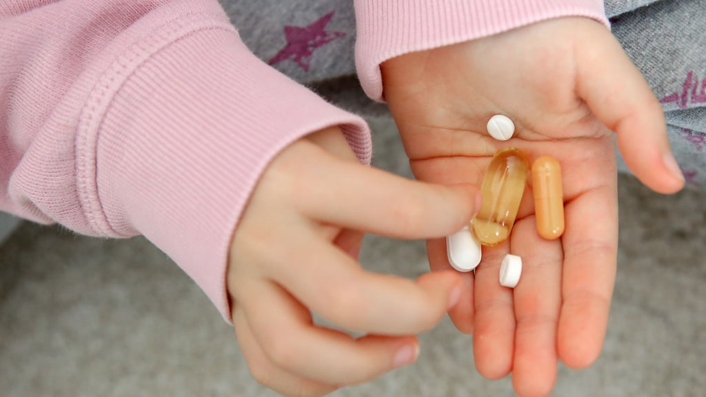 Riskante Neugier: Medikamente sollten nicht in Griffweite von Kindern abgelegt werden.