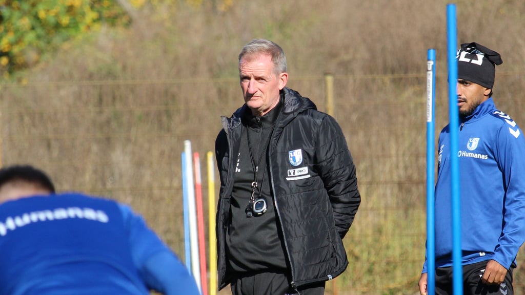 Petrik Sander (Mi.) bei seinem ersten Training der Profimannschaft vom 1. FC Magdeburg.