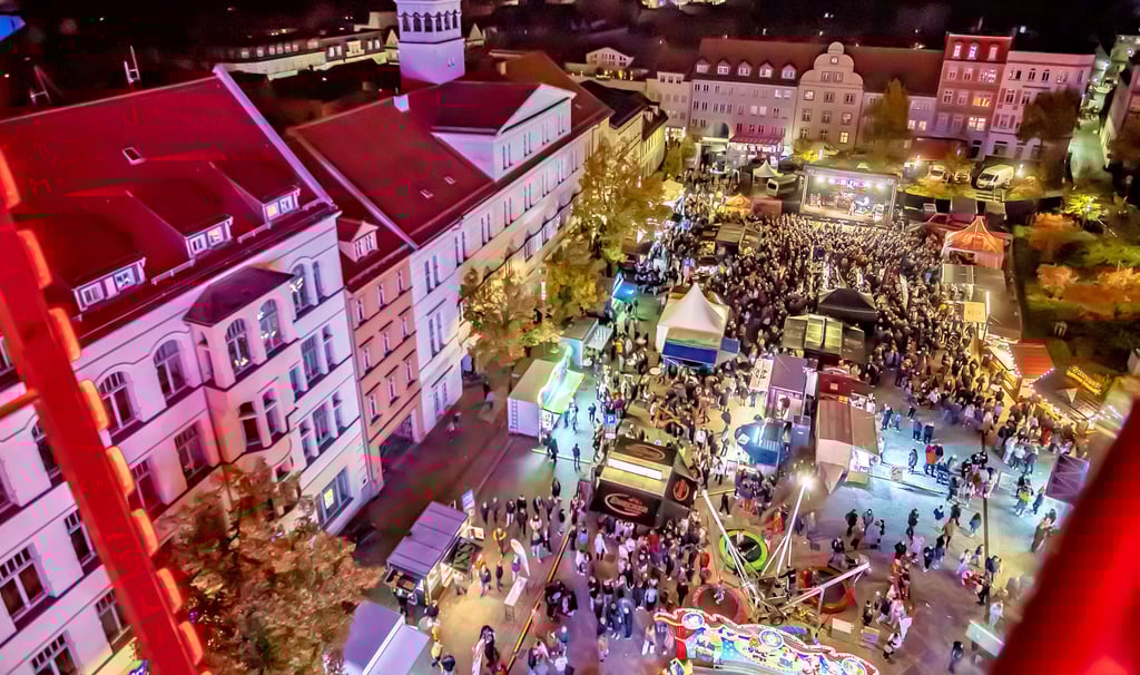 Der Altmarkt strahlte Samstagabend im besonderen Licht. Der Blick vom Riesenrad aus war praktisch einzigartig.