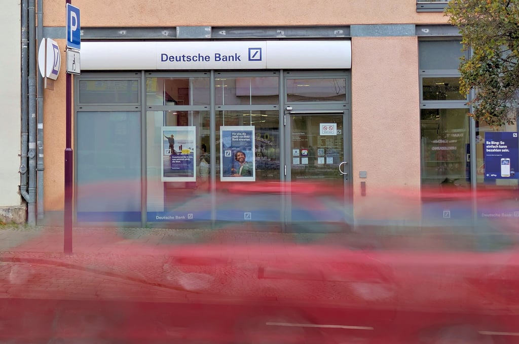 Die Deutsche Bank zieht sich aus Schönebeck zurück und wird demnächst ihre Filiale in der Salzer Straße schließen. Eine langjährige Kundin ist verärgert, weil das nicht kommuniziert wurde.