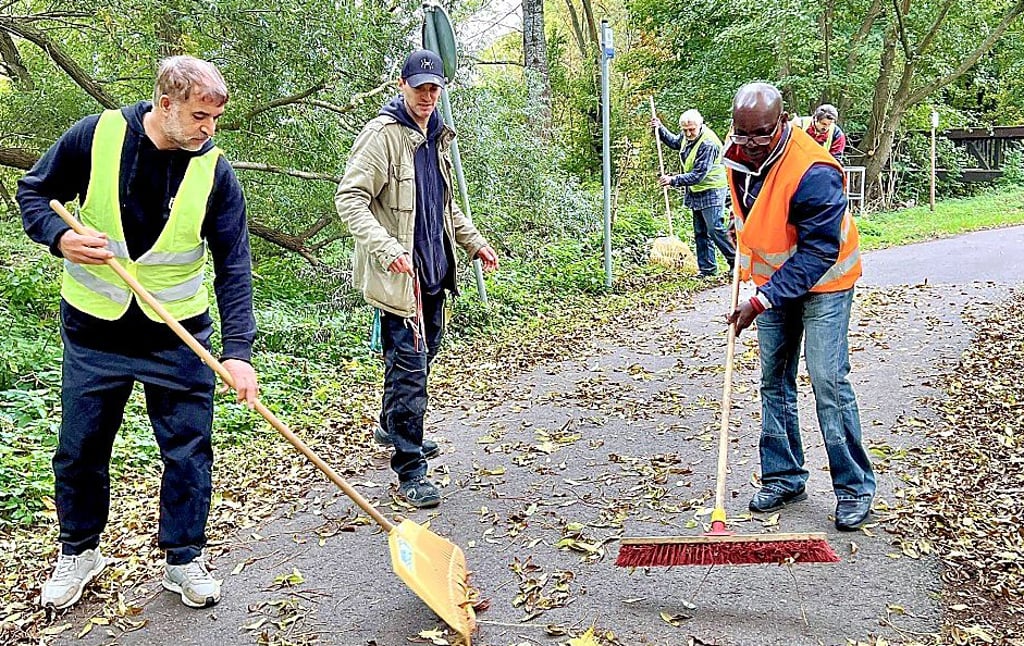 Jobcenter-Kunden kümmern sich noch bis Mitte Dezember um die Radwege im Salzlandkreis, wie hier unterhalb des Parforcehauses.