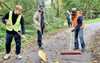 Jobcenter-Kunden kümmern sich noch bis Mitte Dezember um  die Radwege im Salzlandkreis, wie hier unterhalb des Parforcehauses.