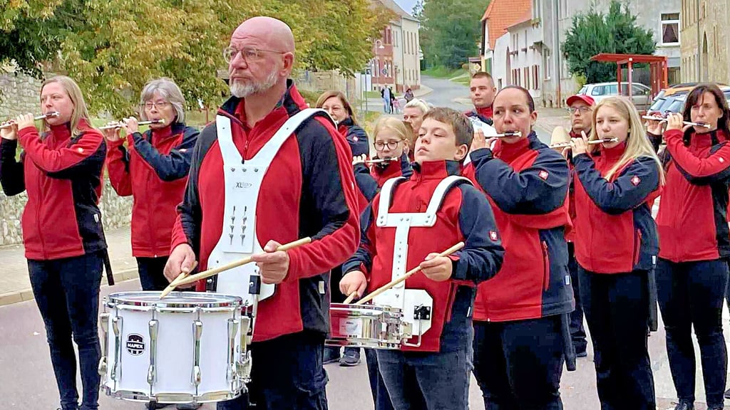 Der Schadelebener Spielmannszug begleitet traditionell den Laternenumzug der Schadelebener Kita „Seelandsterne“.