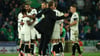 Bundestrainer Julian Nagelsmann gratuliert seinen Spielern nach dem Schlusspfiff auf dem Platz.
