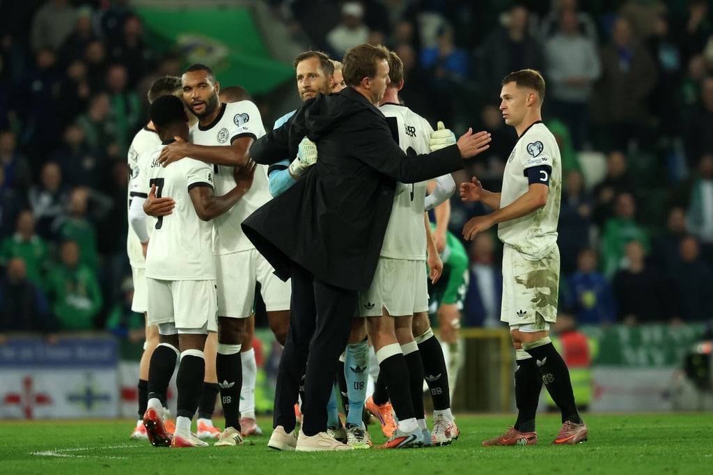 Bundestrainer Julian Nagelsmann gratuliert seinen Spielern nach dem Schlusspfiff auf dem Platz.