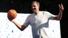 Nowitzki hat zuletzt einen Basketball-Platz in Würzburg eröffnet. (Archivbild)
