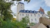 Das Poucher Schloss war lange ungenutzt. Nach umfangreichen Sanierungsarbeiten ist es jetzt wieder ein Blickfang hoch über dem Goitzschesee. 