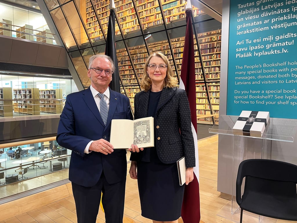 Brachte ein Geschenk mit: Ministerpräsident Reiner Haseloff (CDU) überreichte in der lettischen Nationalbibliothek die Kopie eines Briefes von Martin Luther an die Livländischen Brüder aus dem Jahr 1525 an die Direktorin Department Spezialbestände, Marika Selga.