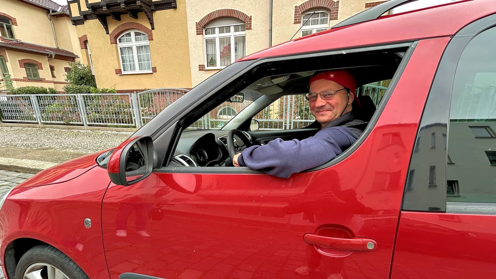 Wieder am Steuer: Der Ascherslebener Sven Schorstein ist einfach nur glücklich.