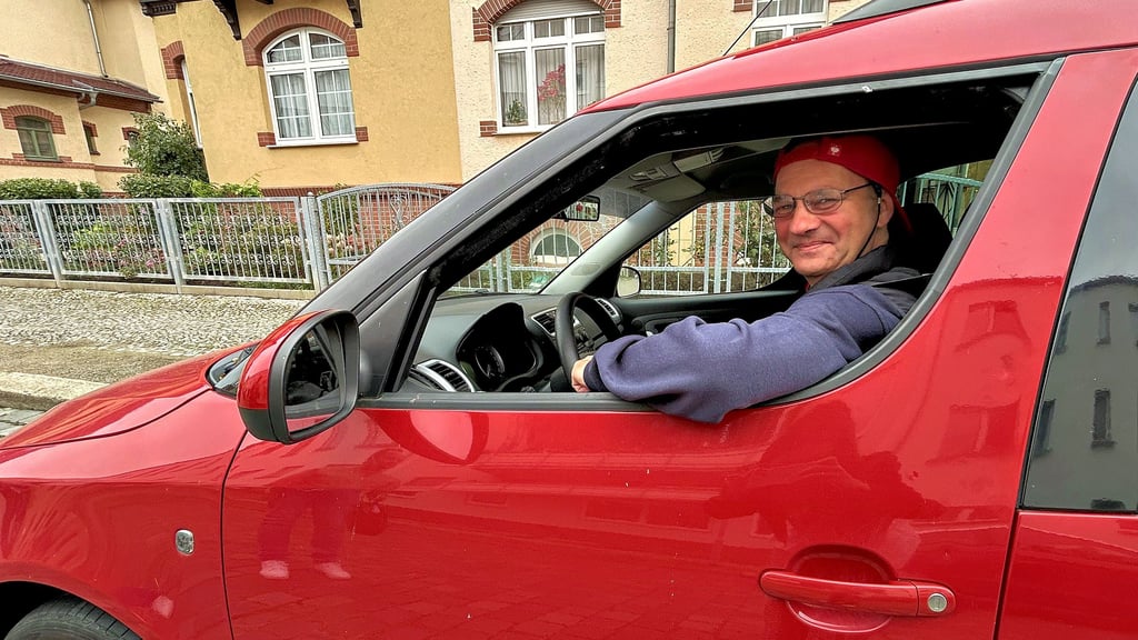 Wieder am Steuer: Der Ascherslebener Sven Schorstein ist einfach nur glücklich.