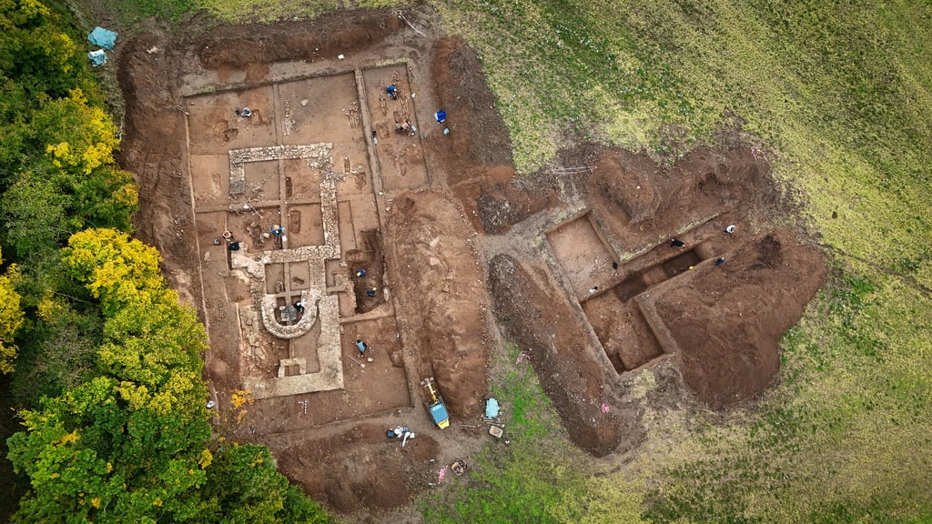 Archäologen legen die Reste der Mallerbacher Wallfahrtskapelle aus dem 12. und 13. Jahrhundert frei.