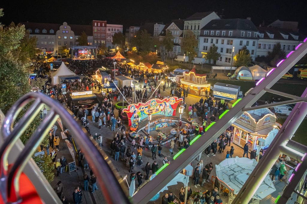 Samstagabend: Ein Blick über den Zeitzer Altmarkt vom Riesenrad aus.