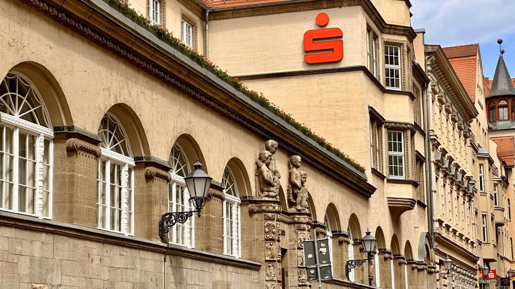 Die Saalesparkasse hat alle Kunden in Halle und dem Saalekreis angeschrieben. Sie müssen den AGB zustimmen - oder werden gekündigt.