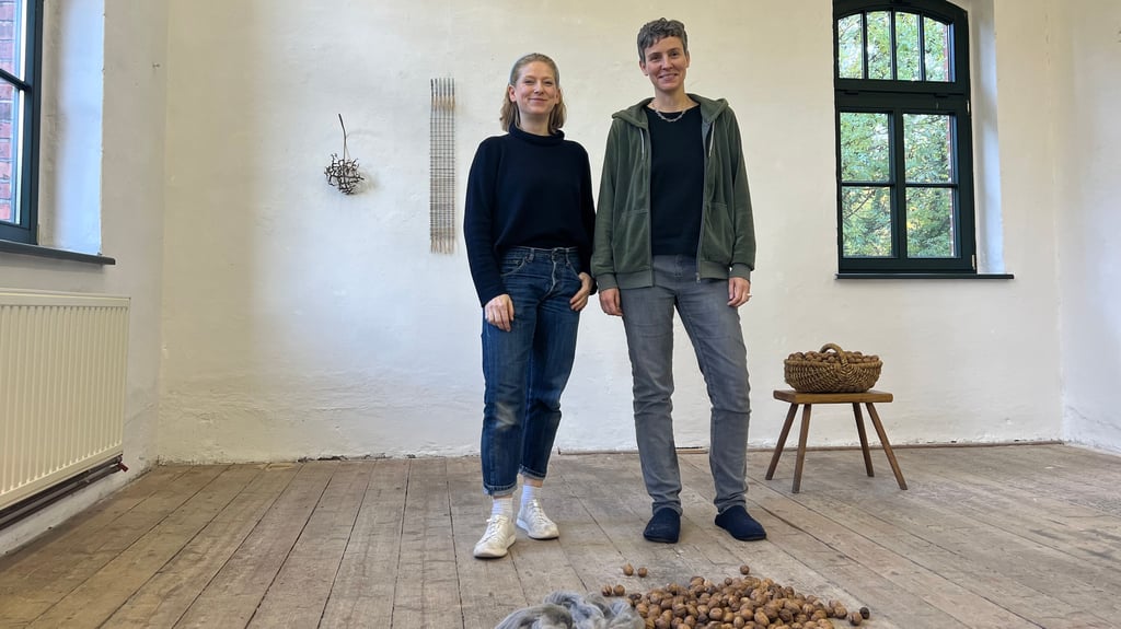 Susanne Ostwald (links) und Katja Windau in dem Raum, der der gemeinsamen Ausstellung mit Stücken von beiden dient.