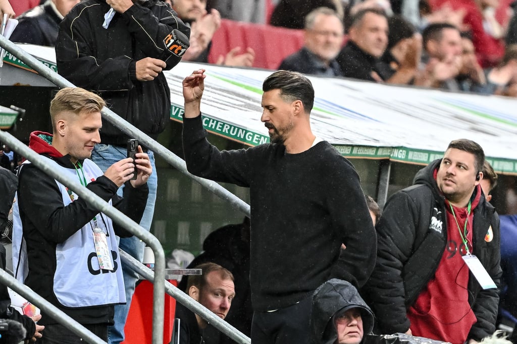 Augsburgs neuer Coach Sandro Wagner fiel kürzlich mit einer Bla-Bla-Geste Richtung Zuschauer auf.