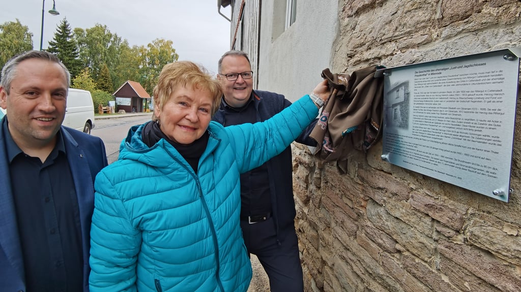Am Wohnhaus Harzstraße 4 in Wienrode haben Ortsbürgermeister Mario Wenske, Gerda Paul und Blankenburgs Bürgermeister Heiko Breithaupt (von links) eine Plakette des Fremdenverkehrsvereins eingeweiht, die die besondere Geschichte des Hauses dokumentiert.