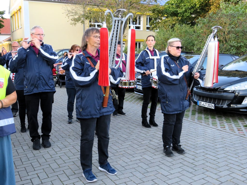 Bereits am Vorabend des Kinderfestes fand ein Umzug statt, den der Lindauer Spielmannszug anführte.