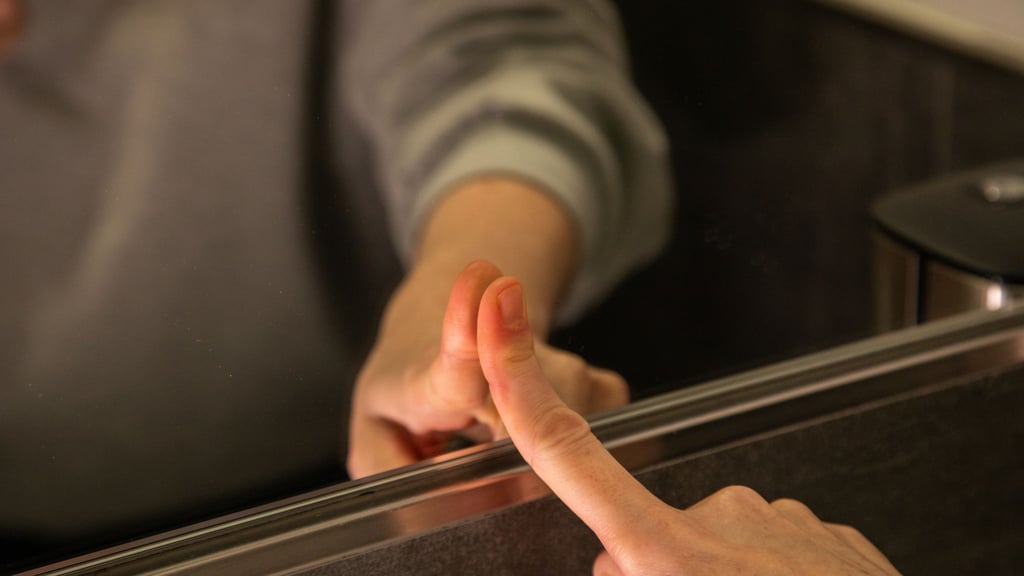 Lassen sich Fingerabdrücke am Spiegel mit Hilfe eines selbstgemachten Sprays vermeiden?