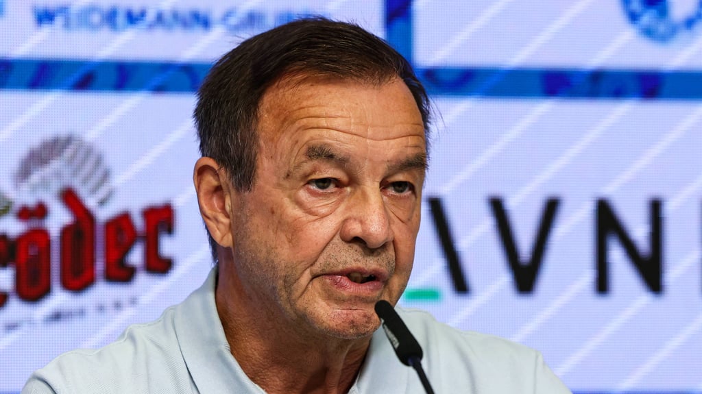 Otmar Schork, Geschäftsführer Sport vom 1. FC Magdeburg, bei einer Pressekonferenz.