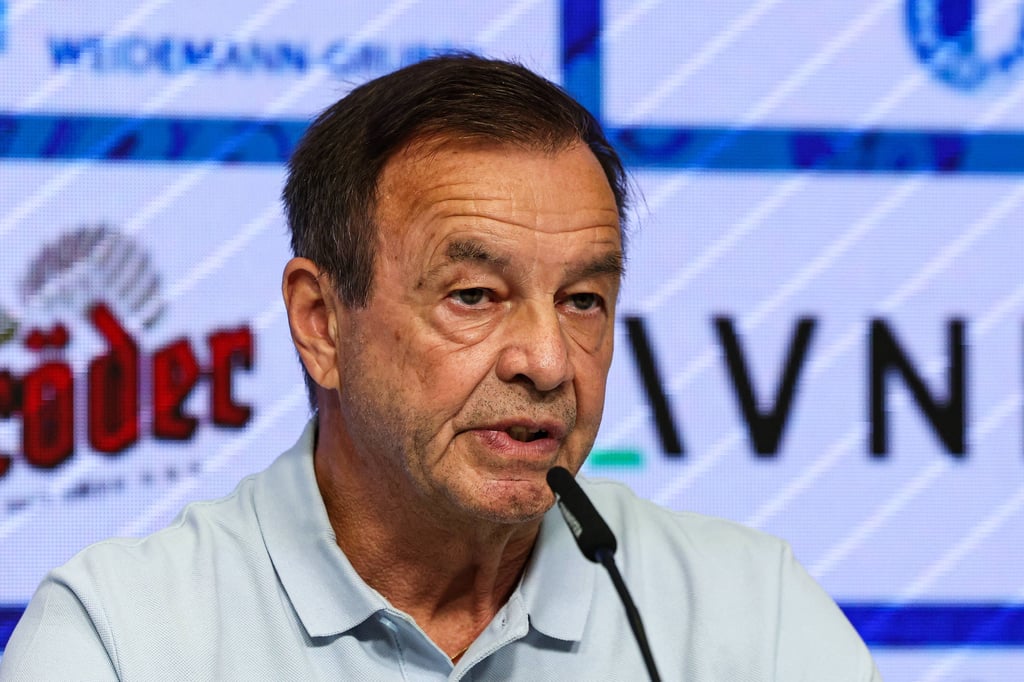 Otmar Schork, Geschäftsführer Sport vom 1. FC Magdeburg, bei einer Pressekonferenz.
