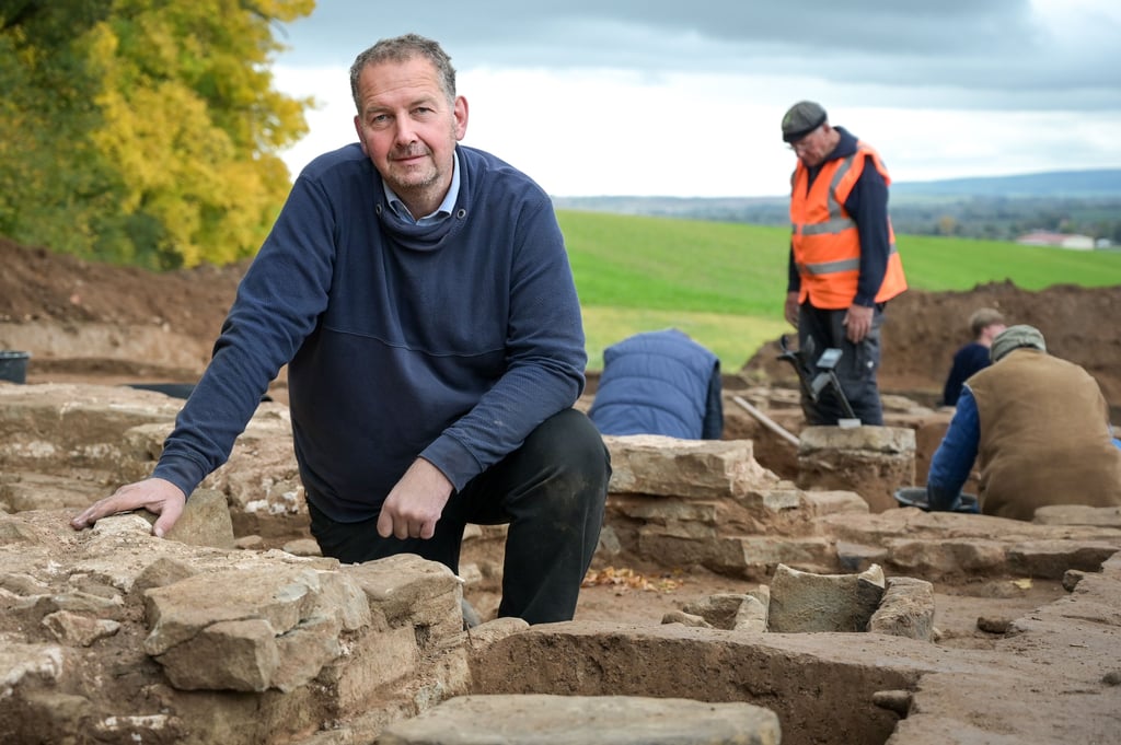 Projektleiter Felix Biermann steht auf dem Ausgrabungsfeld bei Allstedt.