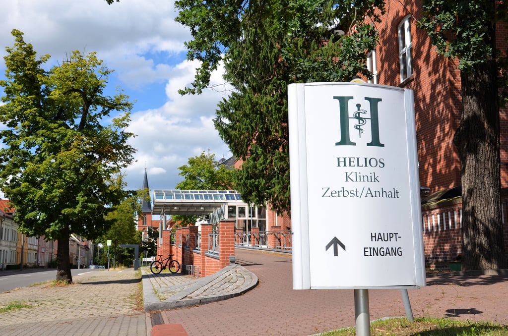 Einfahrt zur Helios Klinik in Zerbst. Zum 19. Dezember will der Klinikträger den stationären Betrieb einstellen.