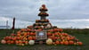 Eine Marketingaktion, die ins Auge fällt: Diese Kürbispyramide reckt sich am Graseweg in Schönebeck in die Höhe. Hier können verschiedene Kürbissorten für Halloween oder für die Küche besorgt werden. 
