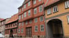 Die Gebäudehülle des Fachwerkhauses Steinweg 26 in Quedlinburg ist saniert; auch der markante Kastenerker blieb erhalten.