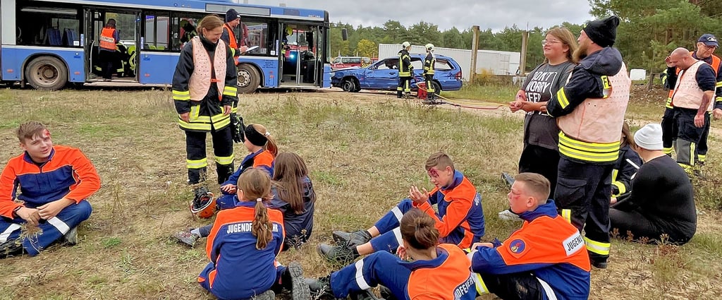 Die Verletzten, die dank Kunstblut und Knochensplittern sehr realistisch aussahen, wurden bei der Großübung in Mahlwinkel aus dem verunfallten Bus geführt, beruhigt und betreut. Gleichzeitig startete die Suche nach Vermissten.