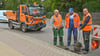 Mitarbeiter des Bauhofs kümmern sich in der Stadt um die Leerung von Auffangbehältern der Regenwasser-Kanäle in Wanzleben.