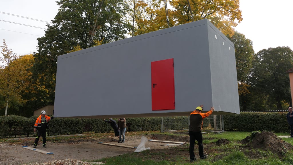 Per Handarbeit drehten die Mitarbeiter der Kranfirma den fertig Bau in Position.