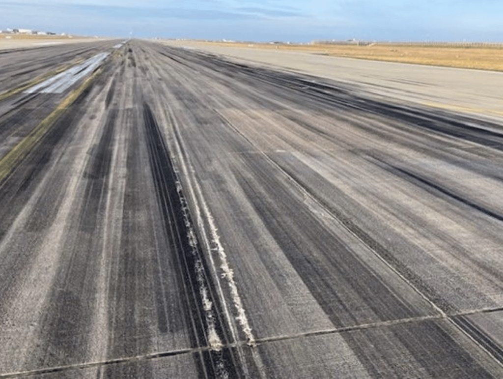 Schäden auf der Landebahn am Flughafen Leipzig/Halle. nach dem Tailstrike im Jahr 2024
