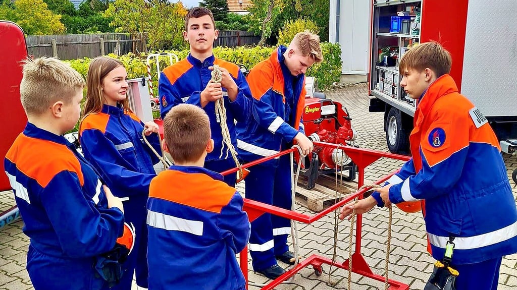 Wichtige Sache! Die Mitglieder der Jugendfeuerwehr Holzdorf/Linda üben sich in Knotenkunde.