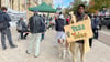 Castroya Nara aus Berlin steht mit einem Schild vor dem Verwaltungsgericht in Magdeburg und fordert, dass der Gambier Yerro Gaye nicht abgeschoben wird. 