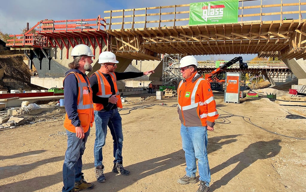 Bauüberwacher Benjamin Fenchel, DB-Projektleiter Steffen Zindler und Bernd Schubert, Oberbauleiter der Firma Glass Ingenieurbau (von links), stehen hier gemeinsam vor dem letzten Brückenbauwerk.
