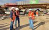 Bauüberwacher Benjamin Fenchel, DB-Projektleiter Steffen Zindler und Bernd Schubert, Oberbauleiter der Firma Glass Ingenieurbau (von links), stehen hier gemeinsam vor dem letzten Brückenbauwerk.  