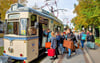Dann mal einsteigen: Mit der Straßenbahn fahren die Schüler vom Salztor zum Hauptbahnhof, um Gegenstände von der ehemaligen zur jetzigen Spielstätte des Naumburger Theaters zu bringen. 