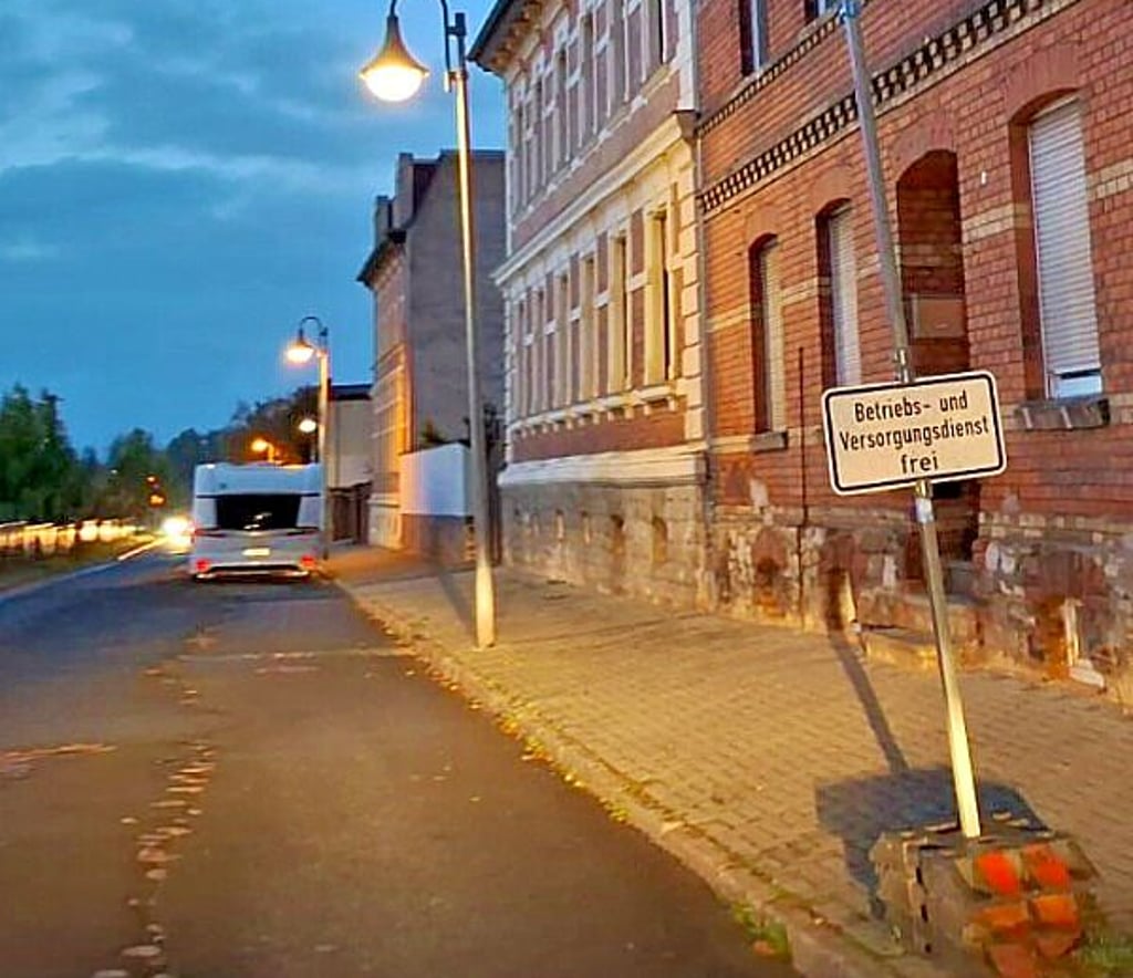 Auch hier in der Güstener Straße fehlt ein Schild.