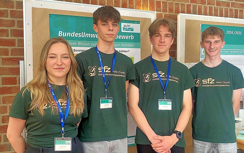 Tessa Seyfert, Janusz Kohnert und Frederik Tiede (v.l.) konnten mit ihrer „Kühlbox“ den Sonderpreis beim BUW ergattern. Tim Peplinski (r.) überzeugte mit seinem „Osmose“-Projekt .