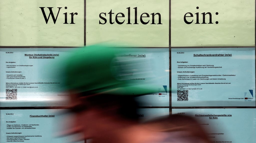 Stellenangebote bei einer Leiharbeitrsfirma: Ob Zeitarbeit eine Alternative ist, hängt von mehreren Faktoren ab.