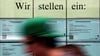 Stellenangebote bei einer Leiharbeitrsfirma: Ob Zeitarbeit eine Alternative ist, hängt von mehreren Faktoren ab.