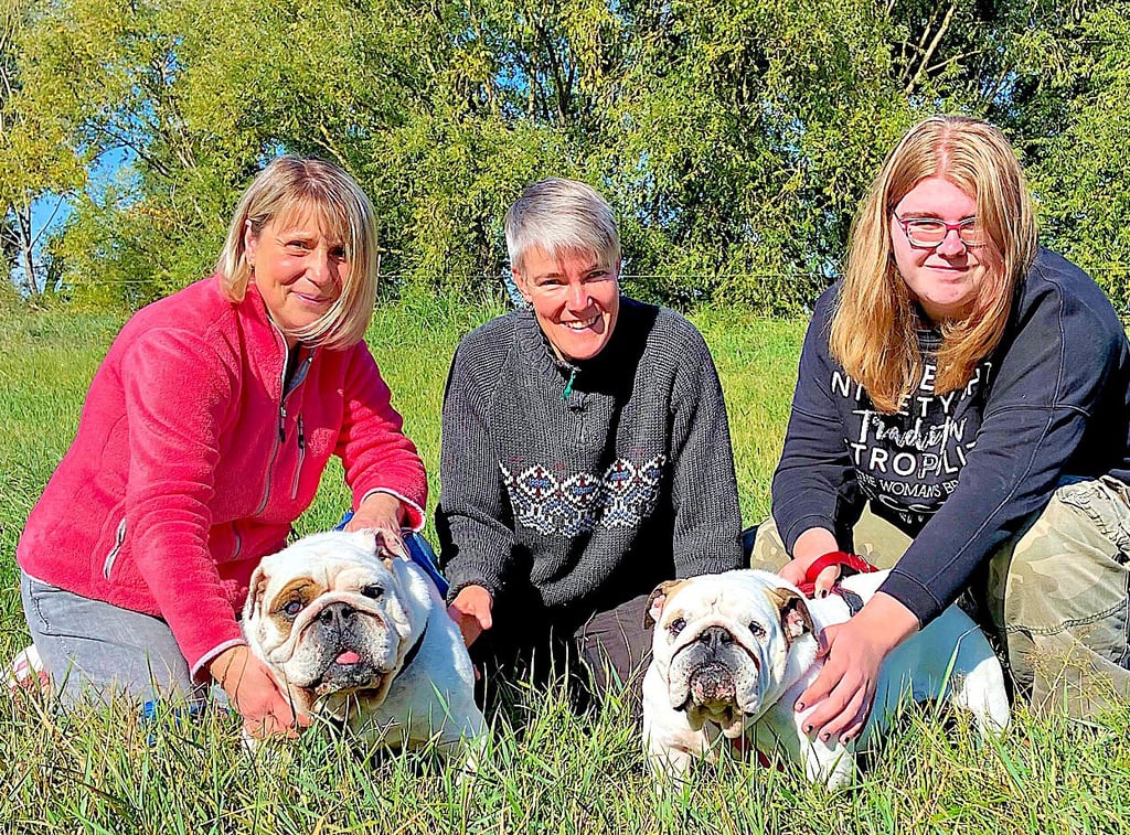 Tanja Schützenmeister (links) und Tochter Lene aus Rohrsheim (Harzkreis) mit „Caprice“ und „Nikita“; auch Tierheim-Mitarbeiterin Annegret Riffert (Mitte) hofft, beide Englischen Bulldoggen in Familien abgeben zu können.