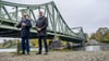 Kanzler Merz traf bei seinem offiziellen Antrittsbesuch in Brandenburg mit Ministerpräsident Dietmar Woidke (SPD) zusammen und machte einen Abstecher zur Glienicker Brücke zwischen Potsdam und Berlin.