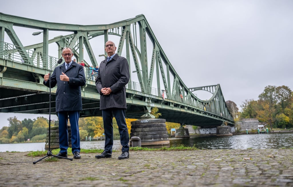 Kanzler Merz traf bei seinem offiziellen Antrittsbesuch in Brandenburg mit Ministerpräsident Dietmar Woidke (SPD) zusammen und machte einen Abstecher zur Glienicker Brücke zwischen Potsdam und Berlin.
